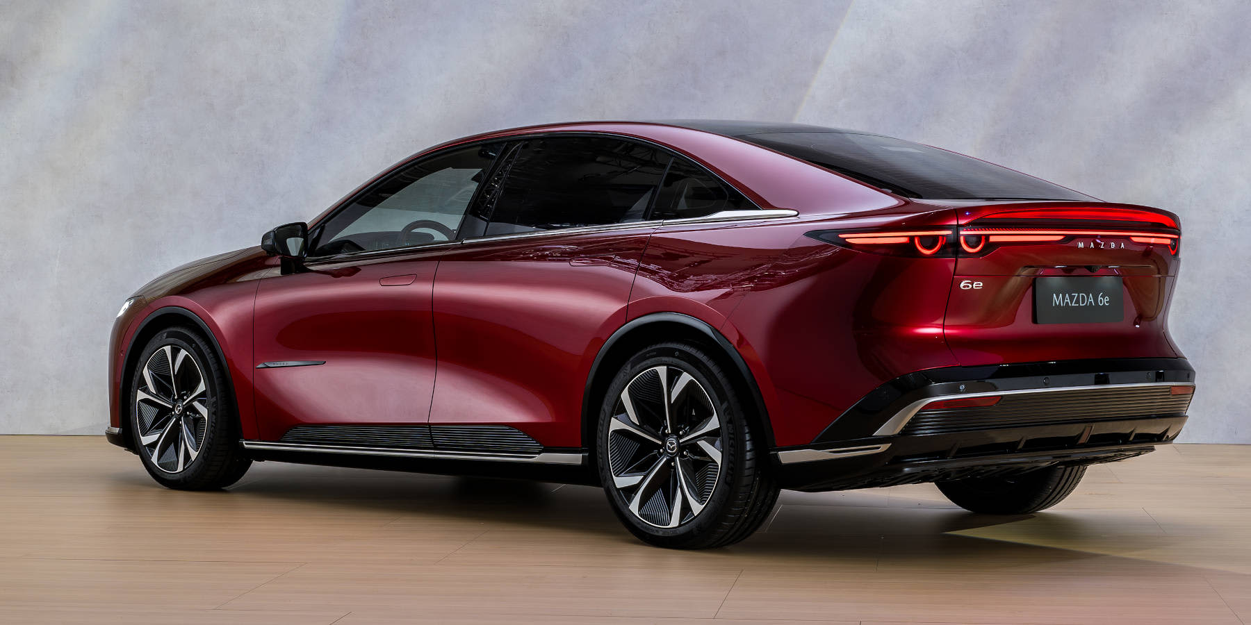 Mazda 6e Heckansicht seitlich