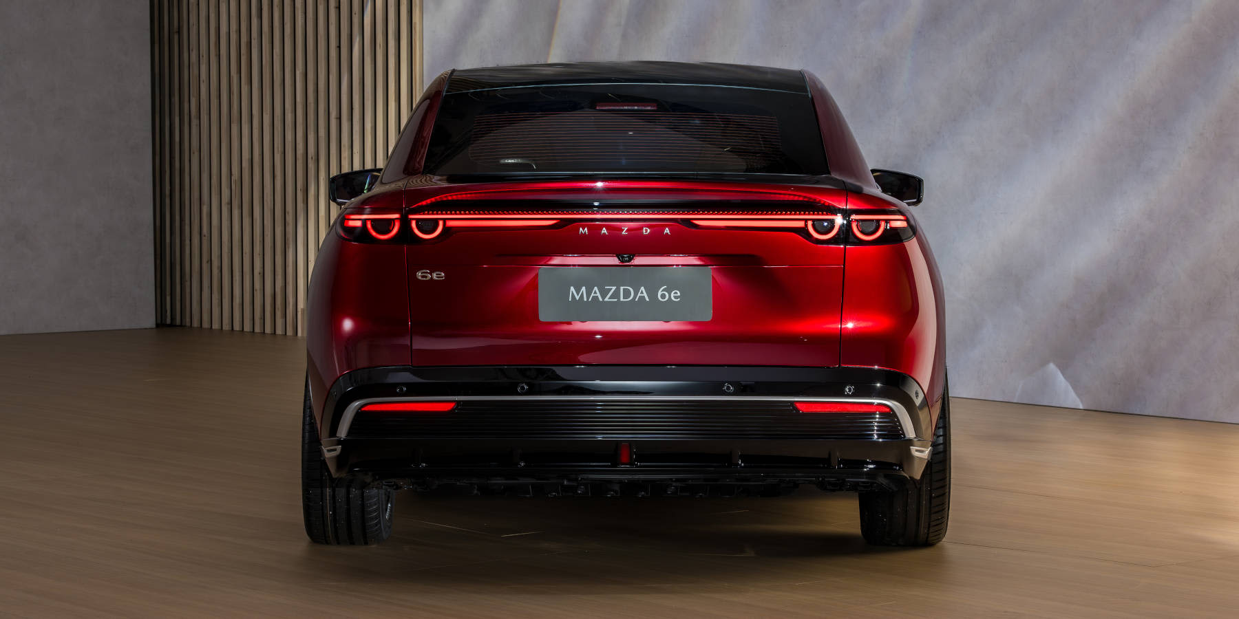 Mazda 6e Heckansicht Totale