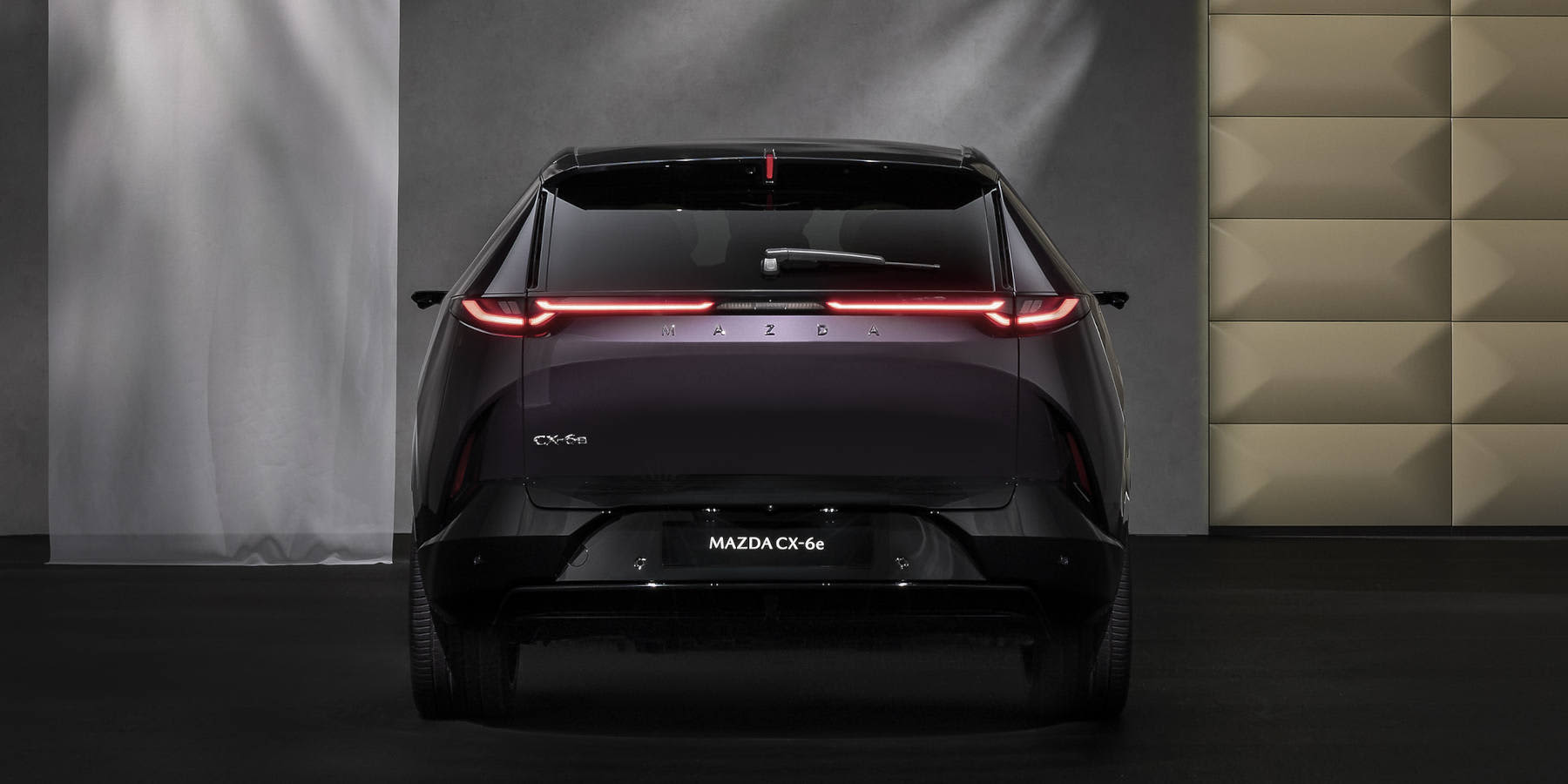 Mazda CX-6e Heckansicht Totale