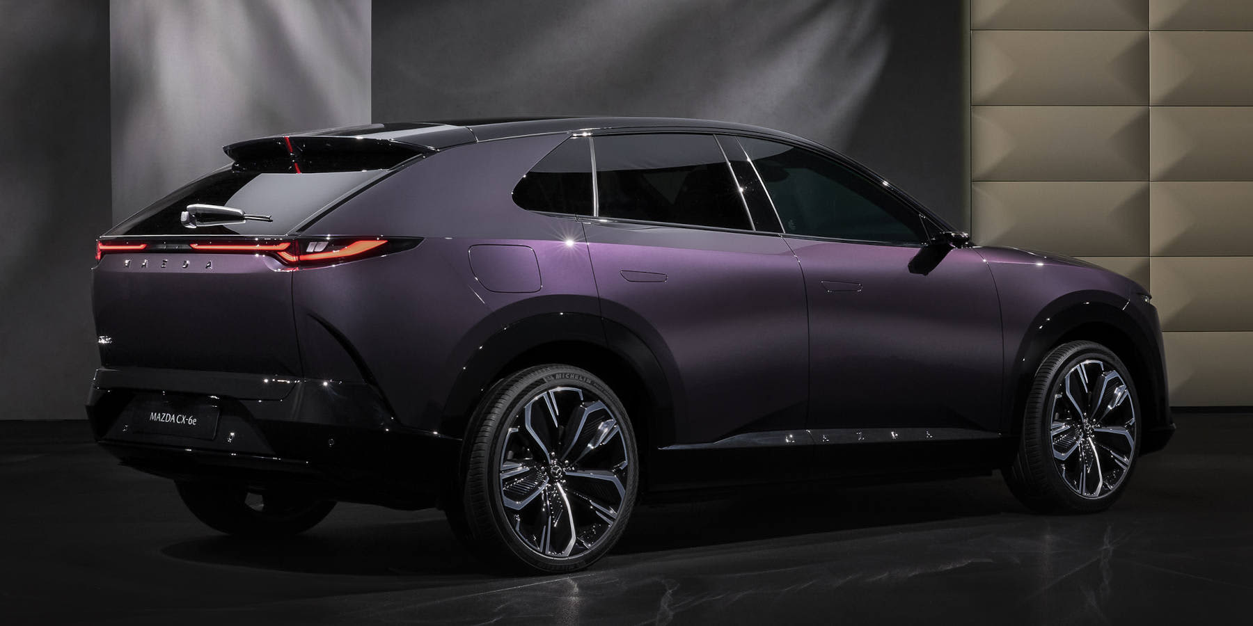 Mazda CX-6e seitliche Heckansicht 