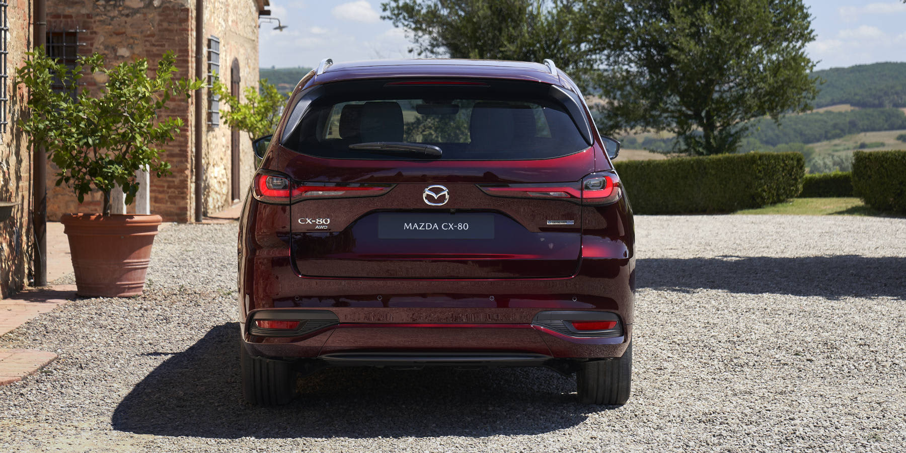 Mazda CX-80 Plug-in-Hybrid Heckansicht Totale