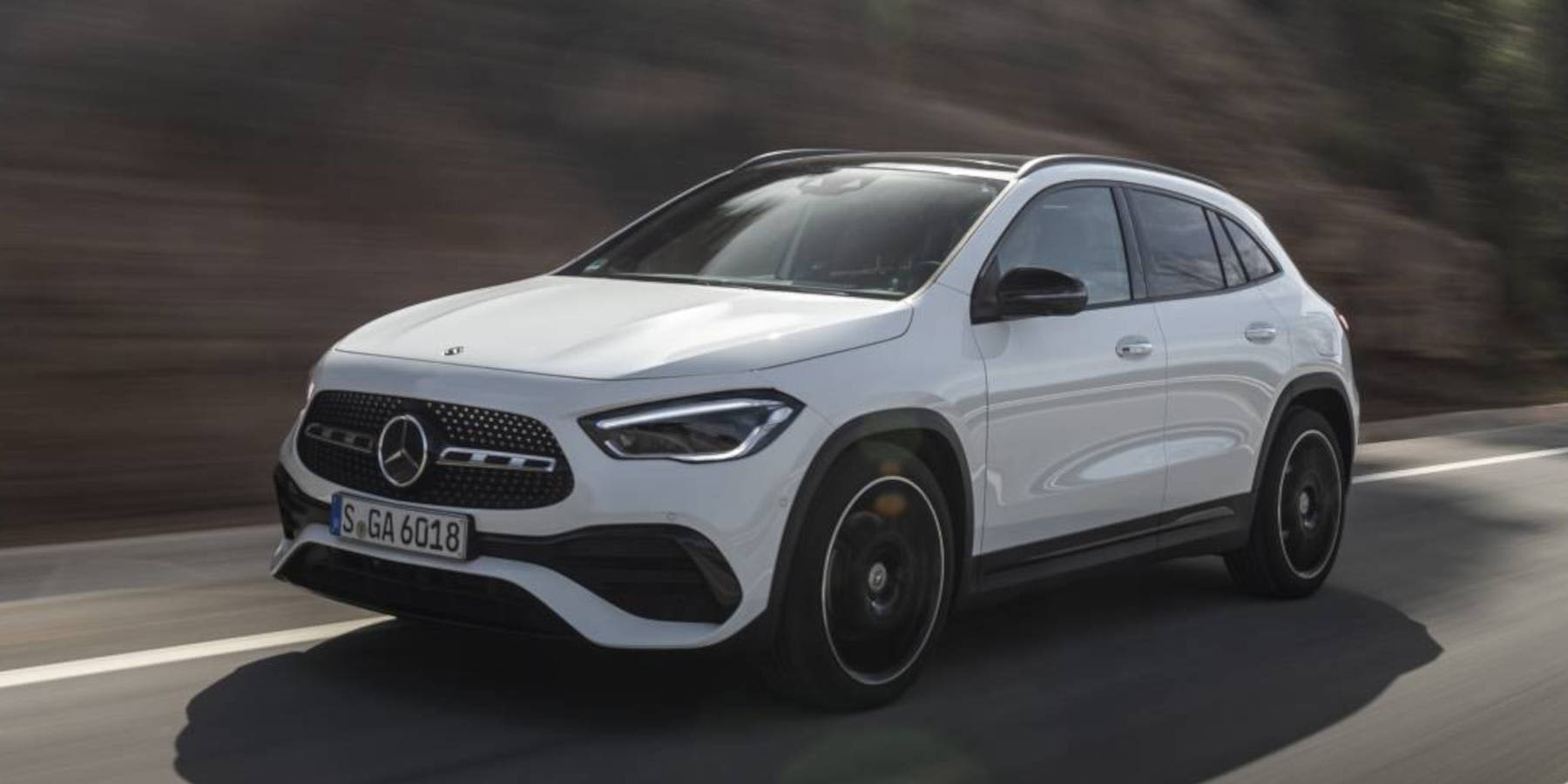 Mercedes GLA Frontansicht: fahrend auf der Straße