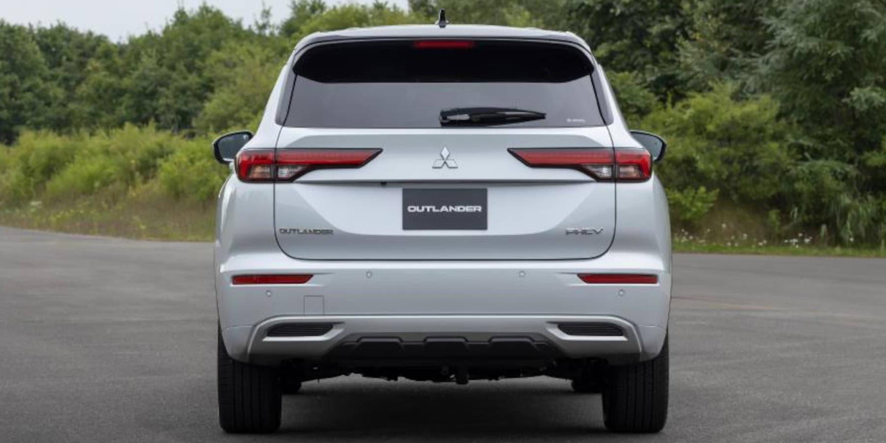 Mitsubishi Outlander Plug-in-Hybrid Heckansicht Totale