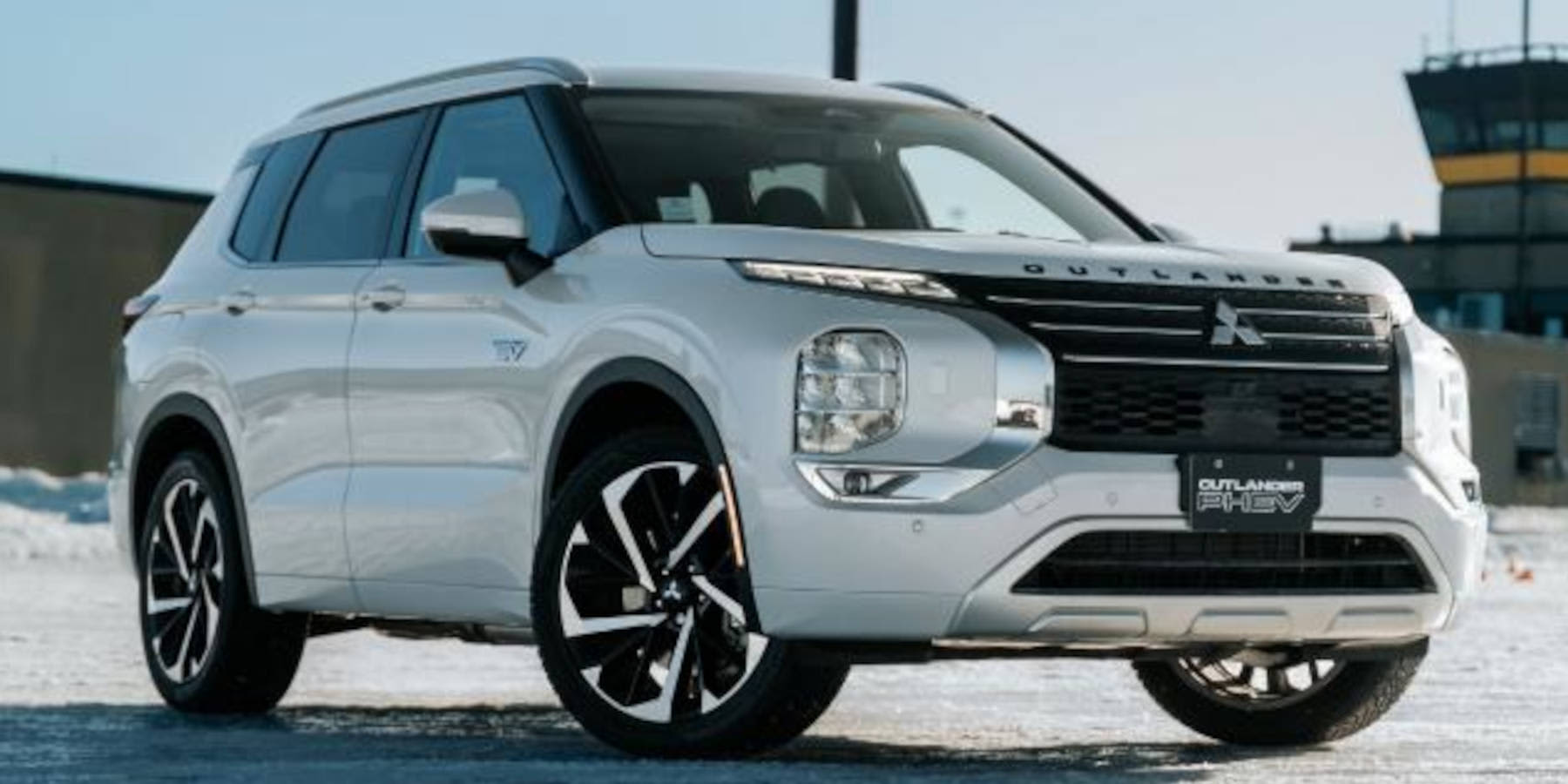 Mitsubishi Outlander Plug-in-Hybrid seitliche Frontansicht 