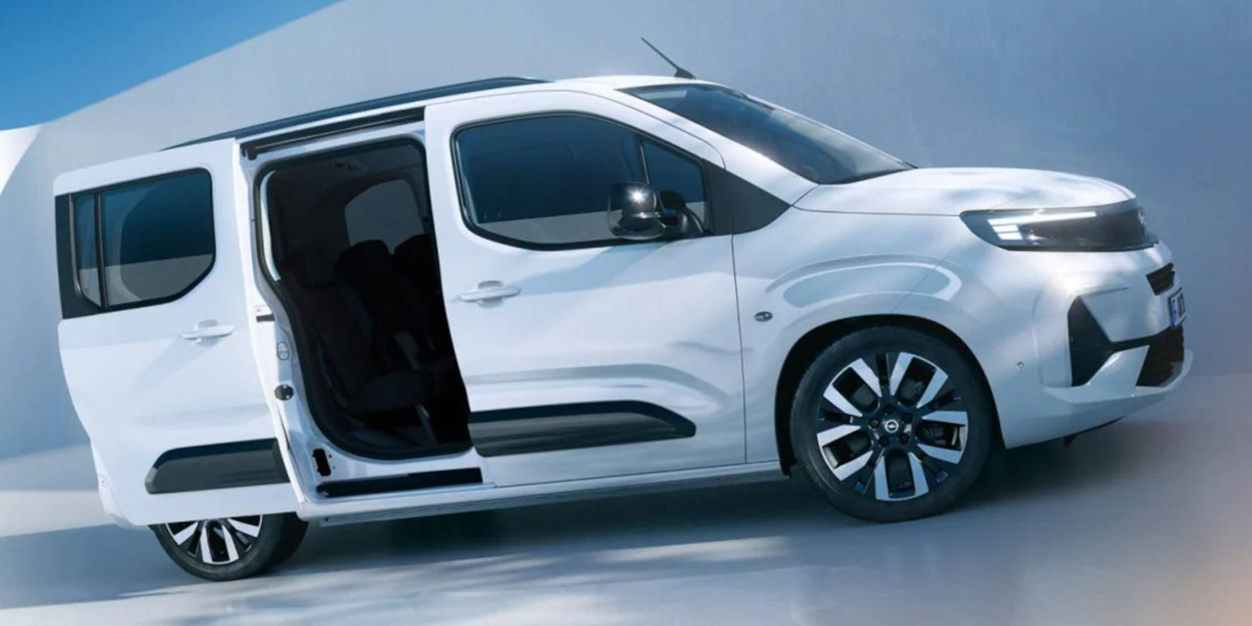 Opel Corsa Electric Seitenansicht mit offener Tür