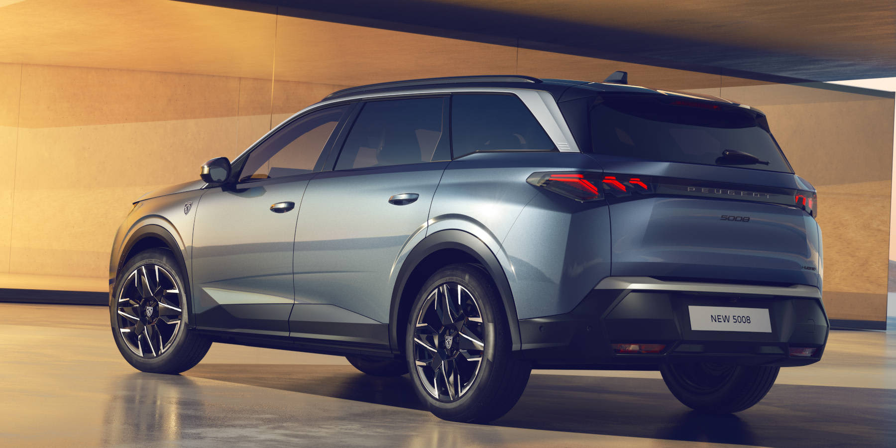 Peugeot 5008 Hybrid seitliche Heckansicht