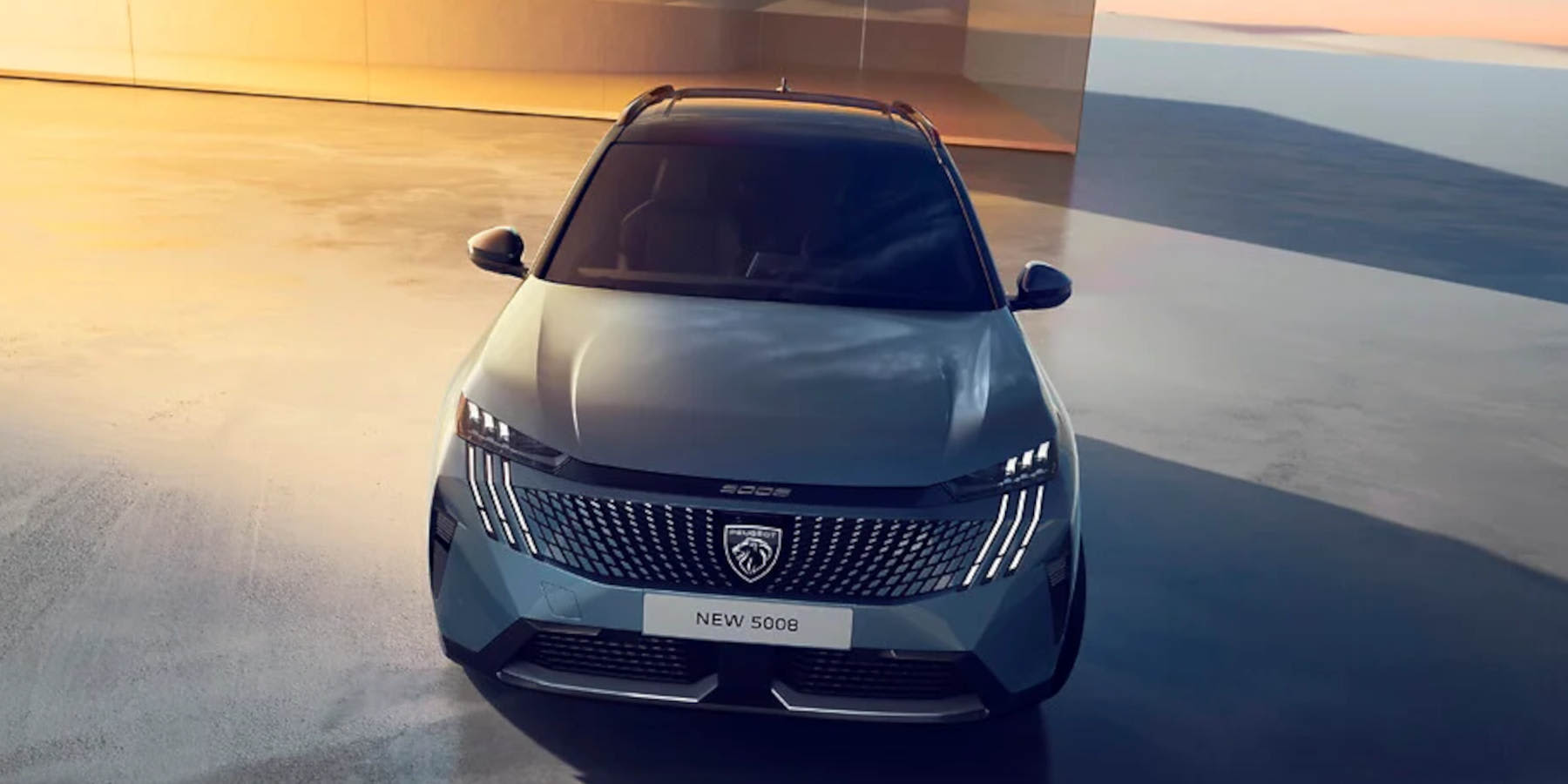 Peugeot 5008 Hybrid fahrend auf der Straße