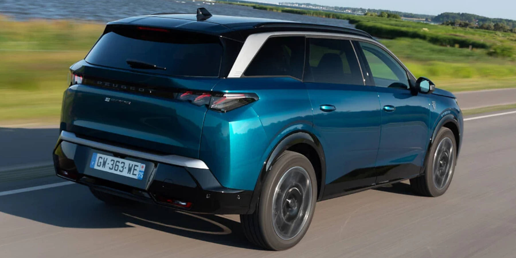 Peugeot E-5008 seitliche Heckansicht