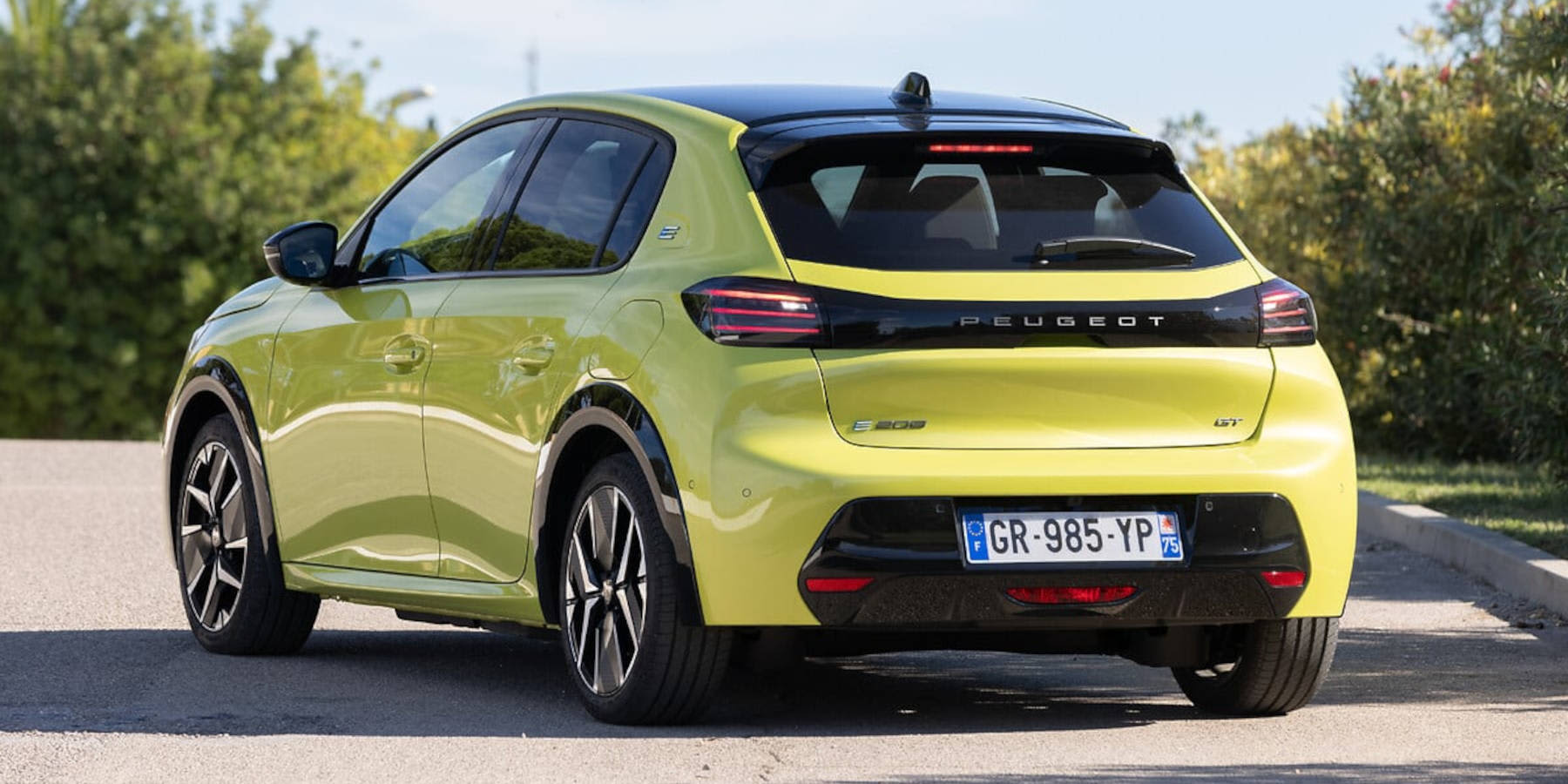 Peugeot e-208 seitliche Heckansicht