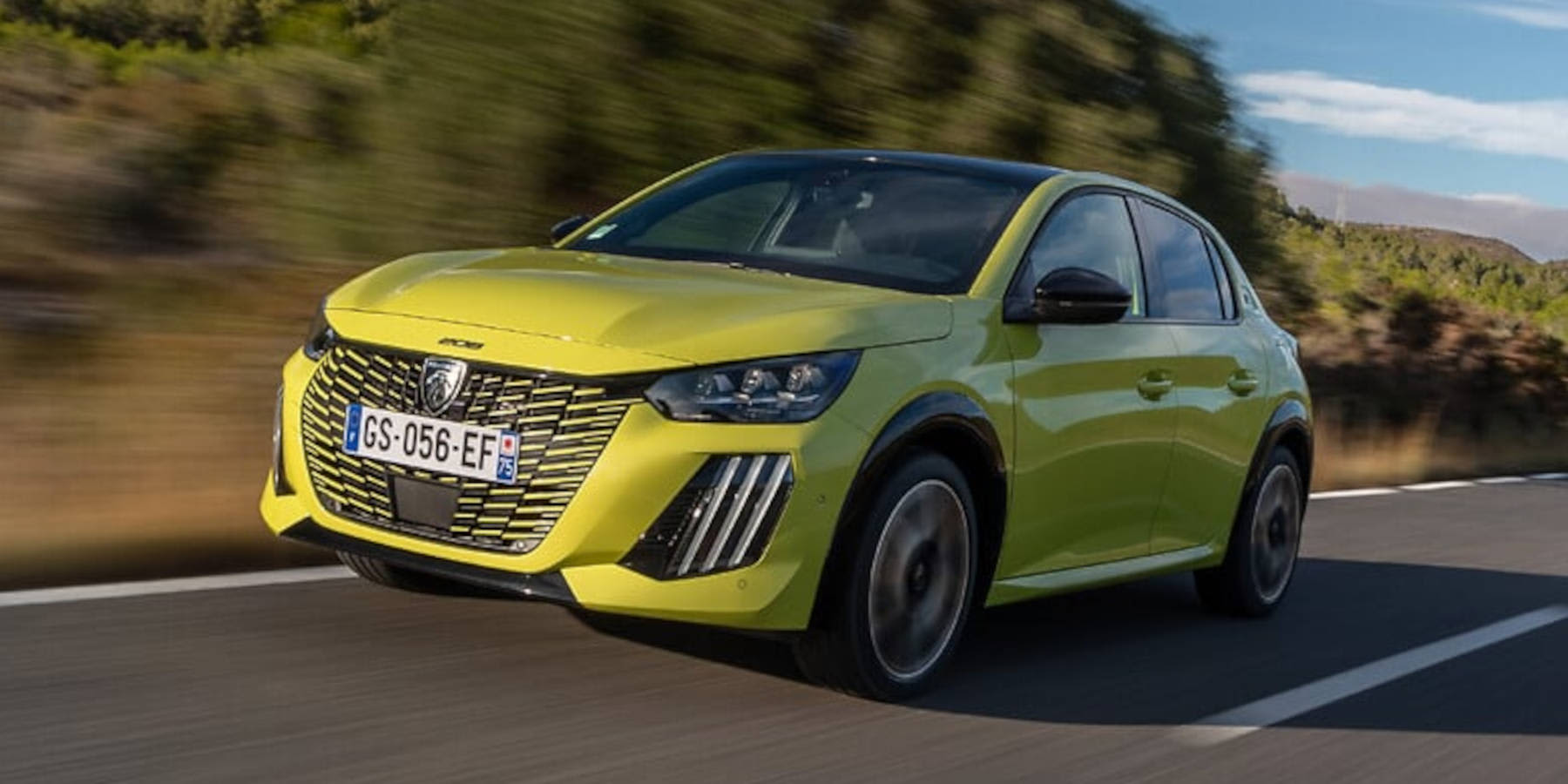 Peugeot e-208 Frontansicht auf der Straße