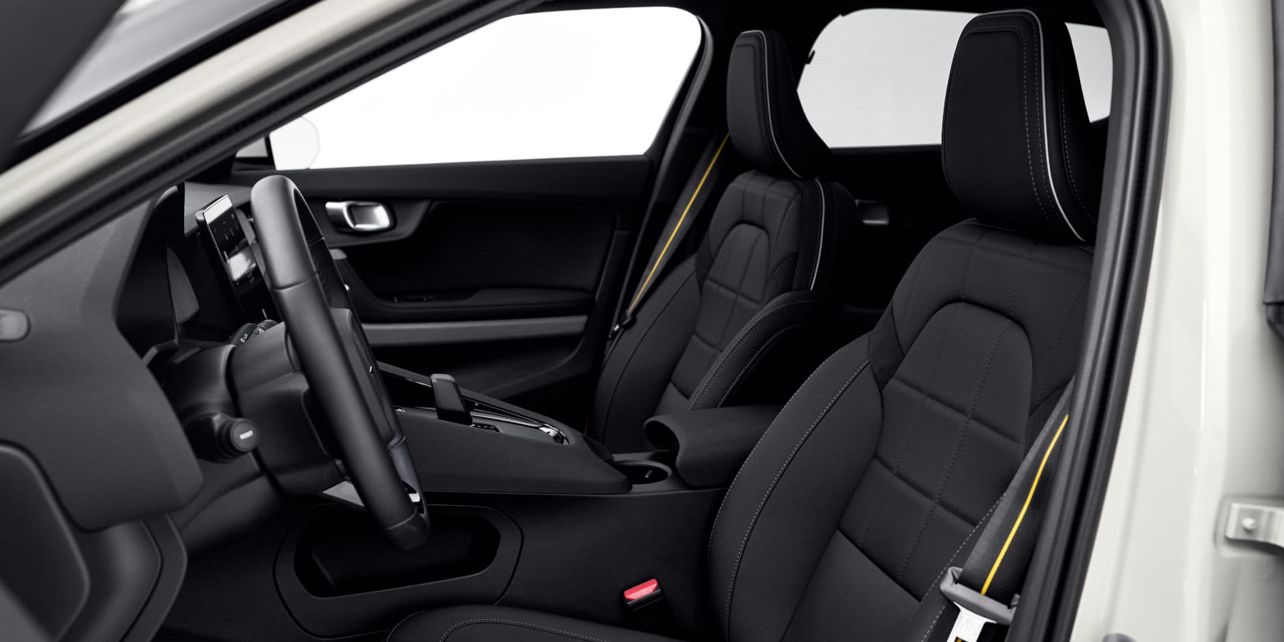 Polestar 2 Innenraum Cockpit seitlich: Blick durch offene Fahrertür