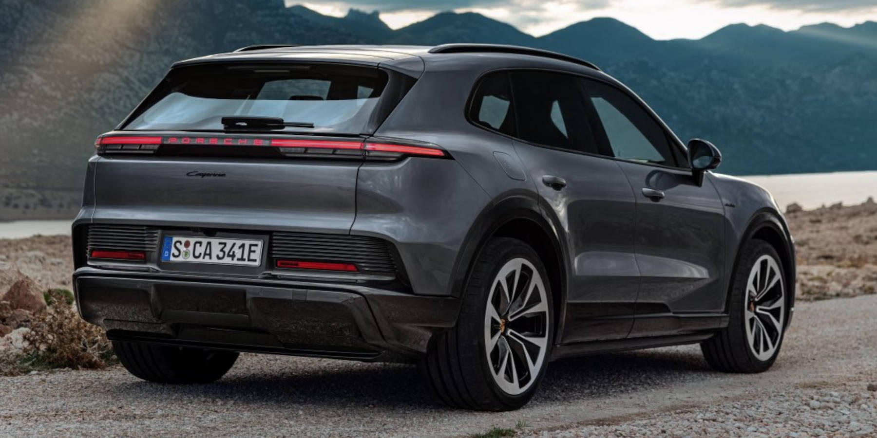 Porsche Cayenne Electric seitliche Heckansicht 