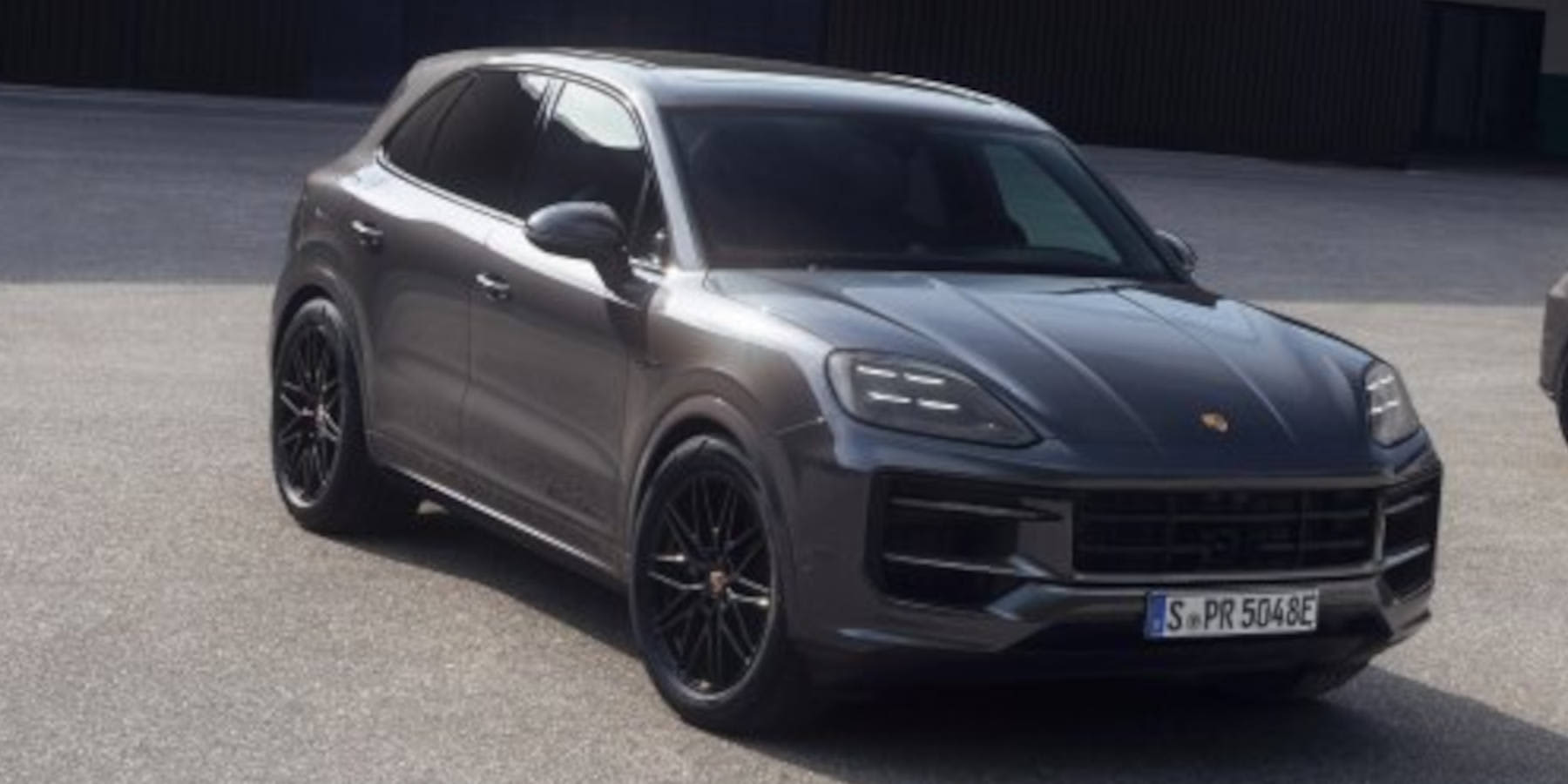 Porsche Cayenne Plug-in-Hybrid Black Edition Front 