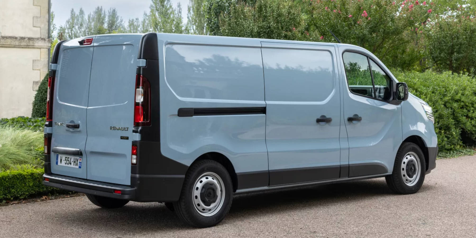 Renault Trafic E-Tech Heckansicht seitlich