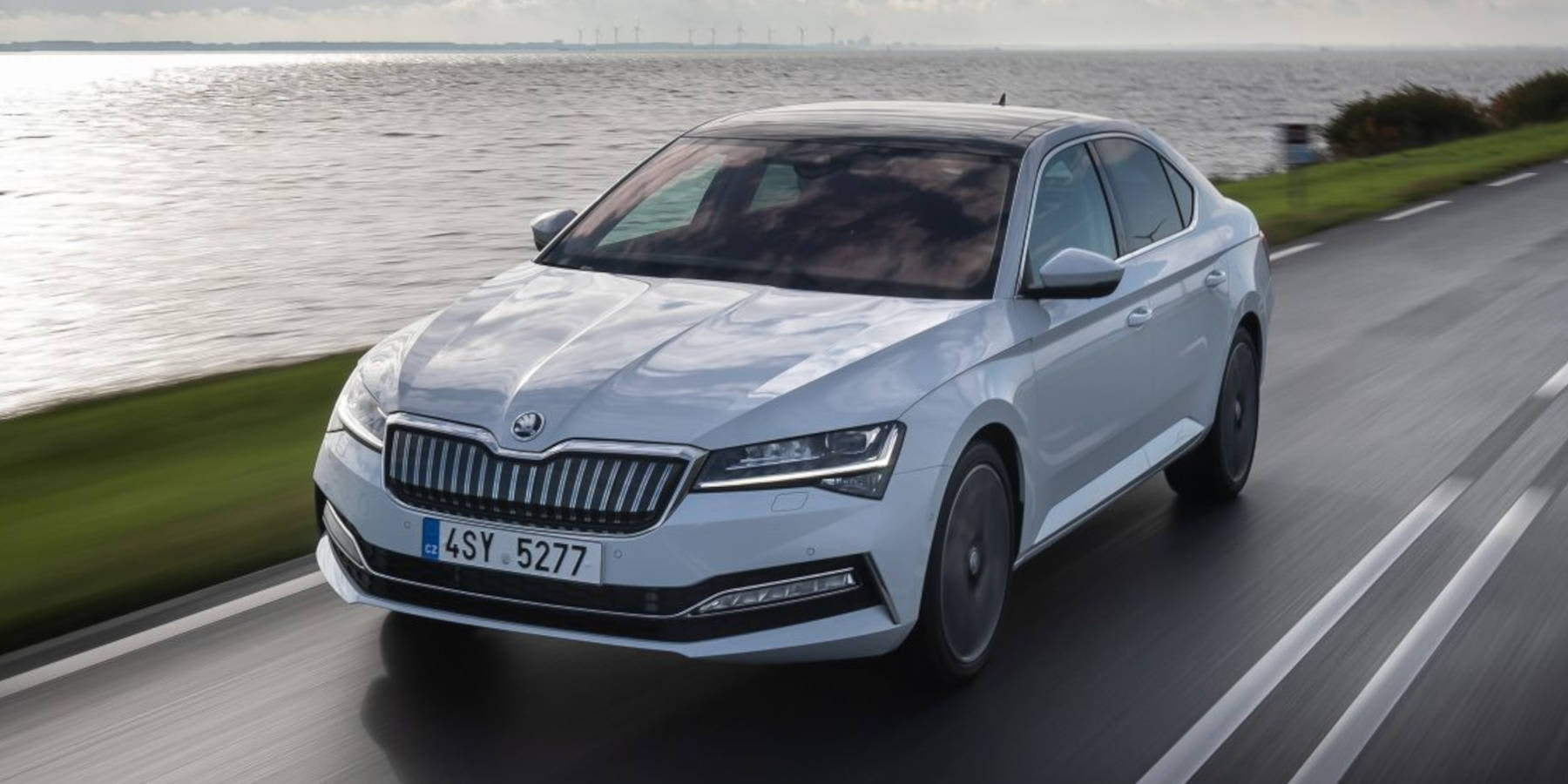 Skoda Superb iV Frontansicht auf der Straße