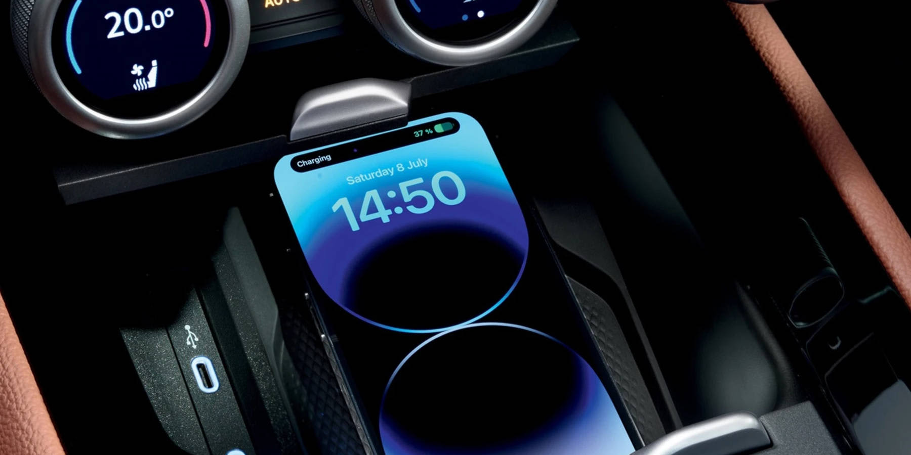 Skoda Superb iV Innenraum kabellose Ladefunktion 