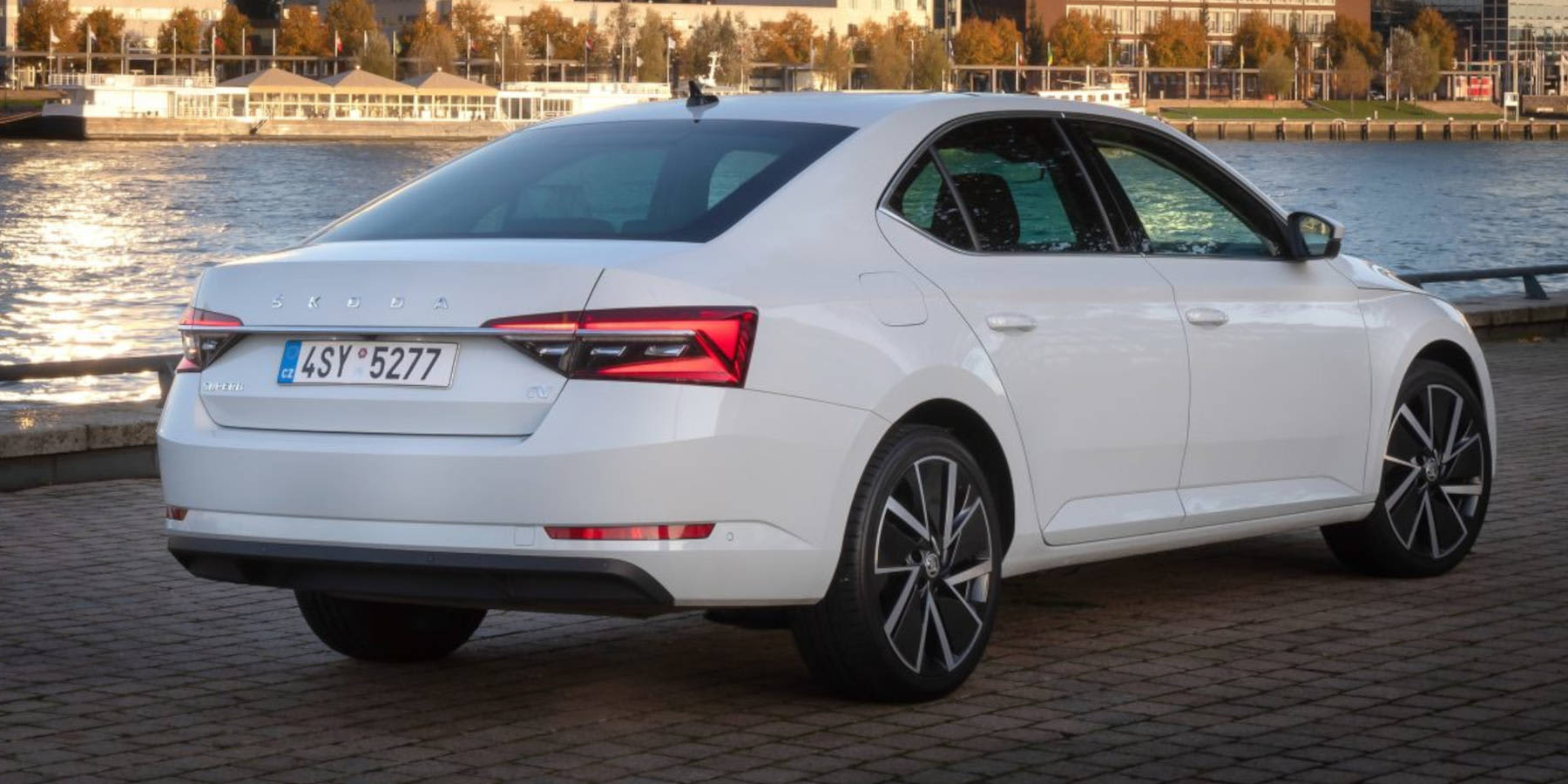 Skoda Superb iV seitliche Heckansicht