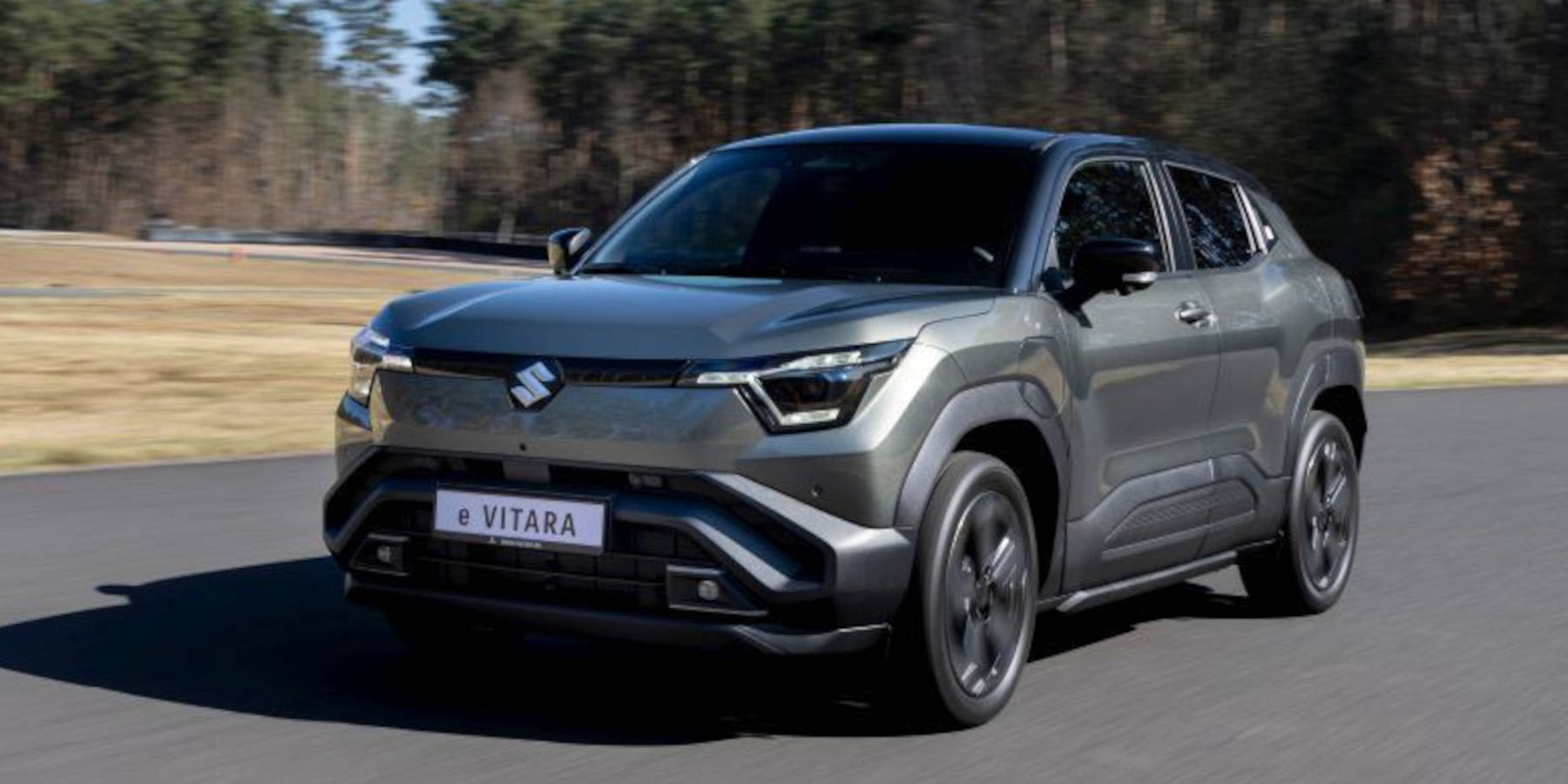 Suzuki e Vitara Front schräg auf der Straße