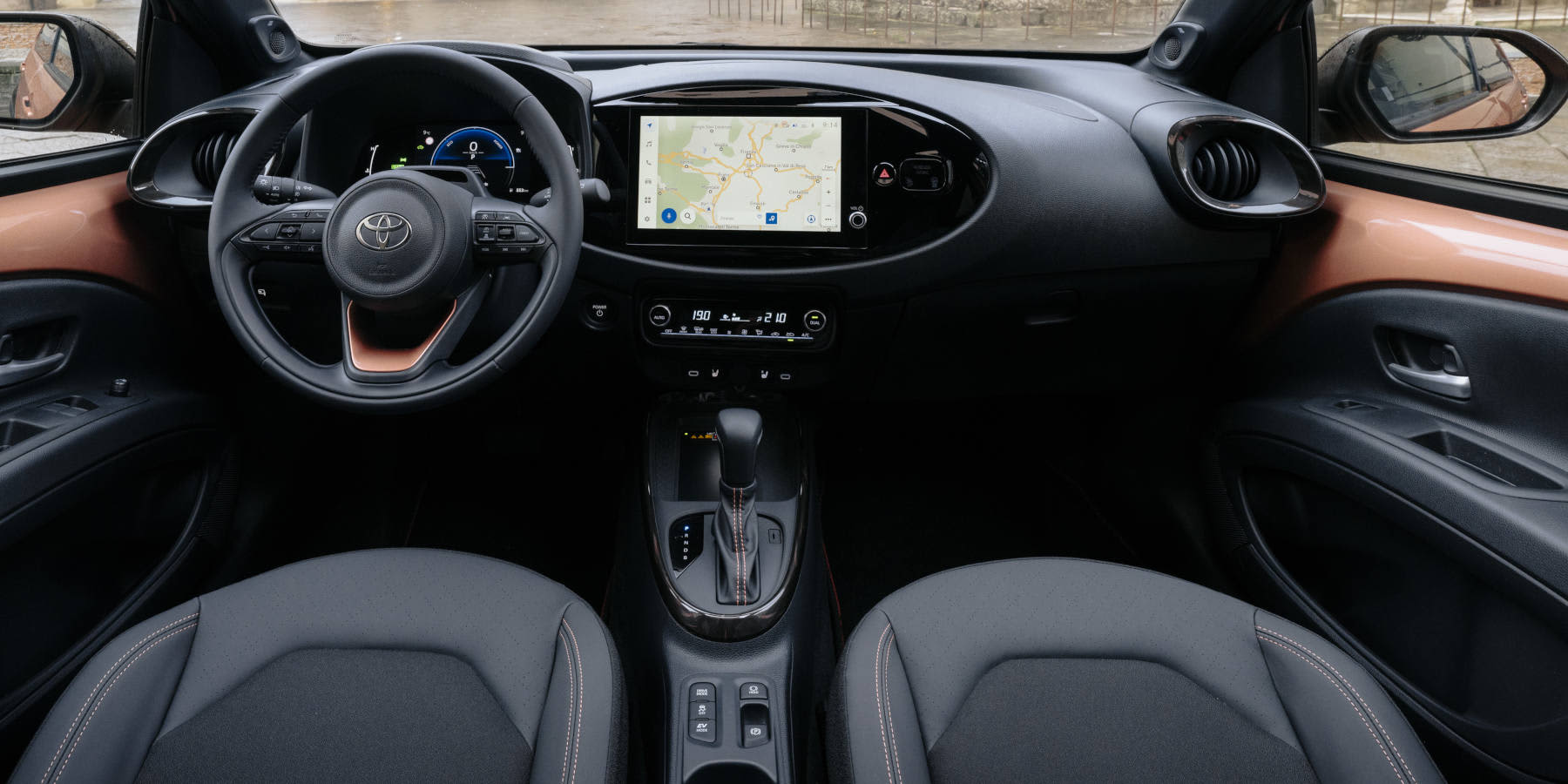  Toyota Aygo X Hybrid Innenraum Cockpit Übersicht