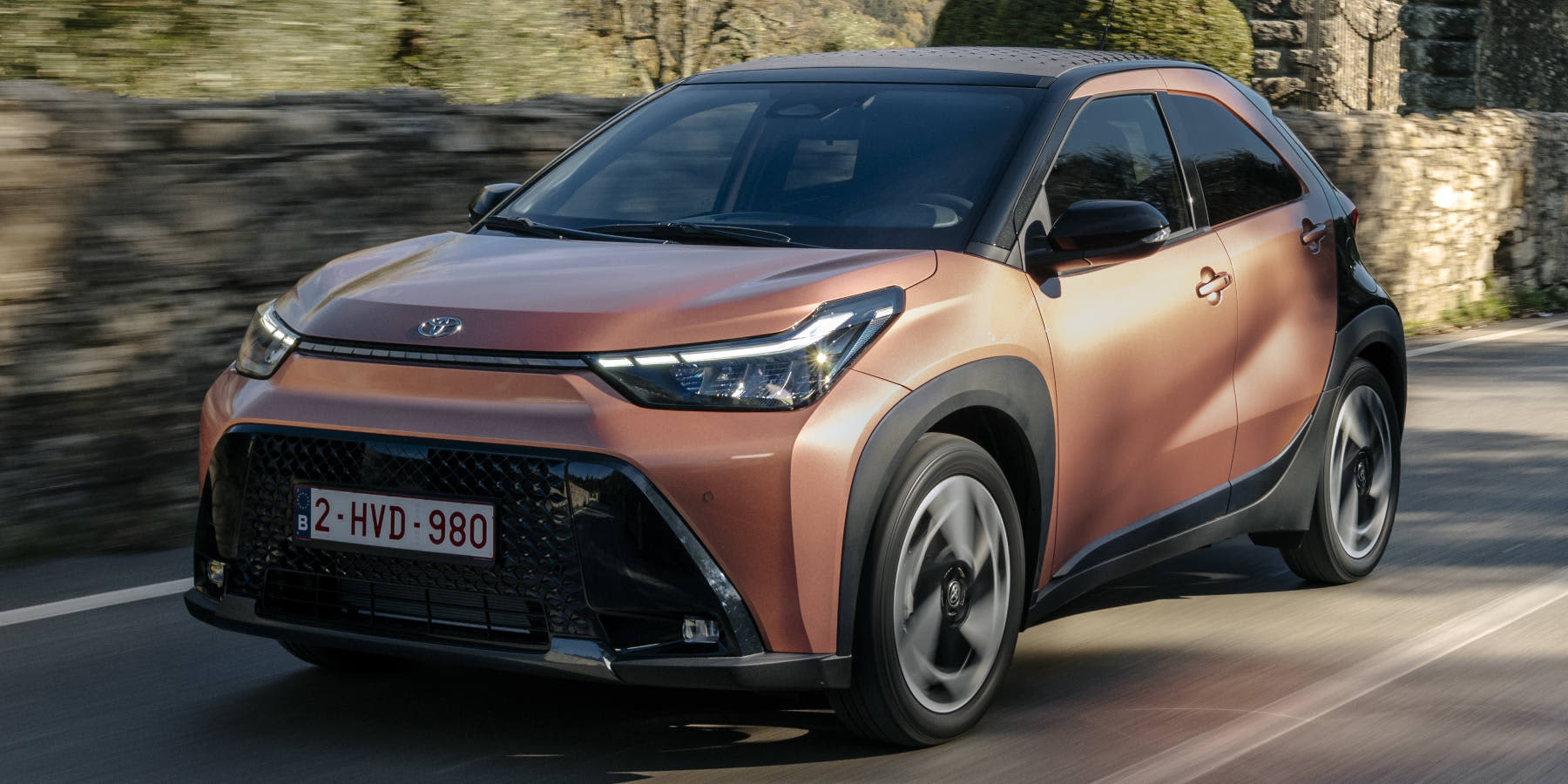 Toyota Aygo X Hybrid seitliche Frontansicht: fahrend auf der Straße