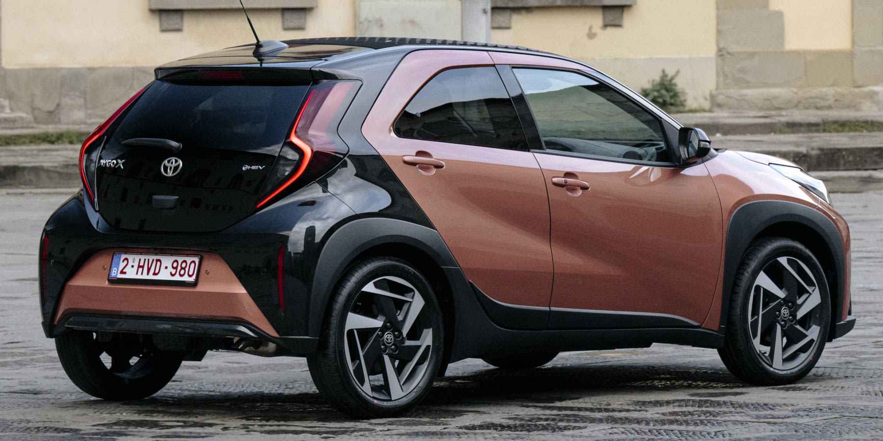 Toyota Aygo X Hybrid seitliche Heckansicht