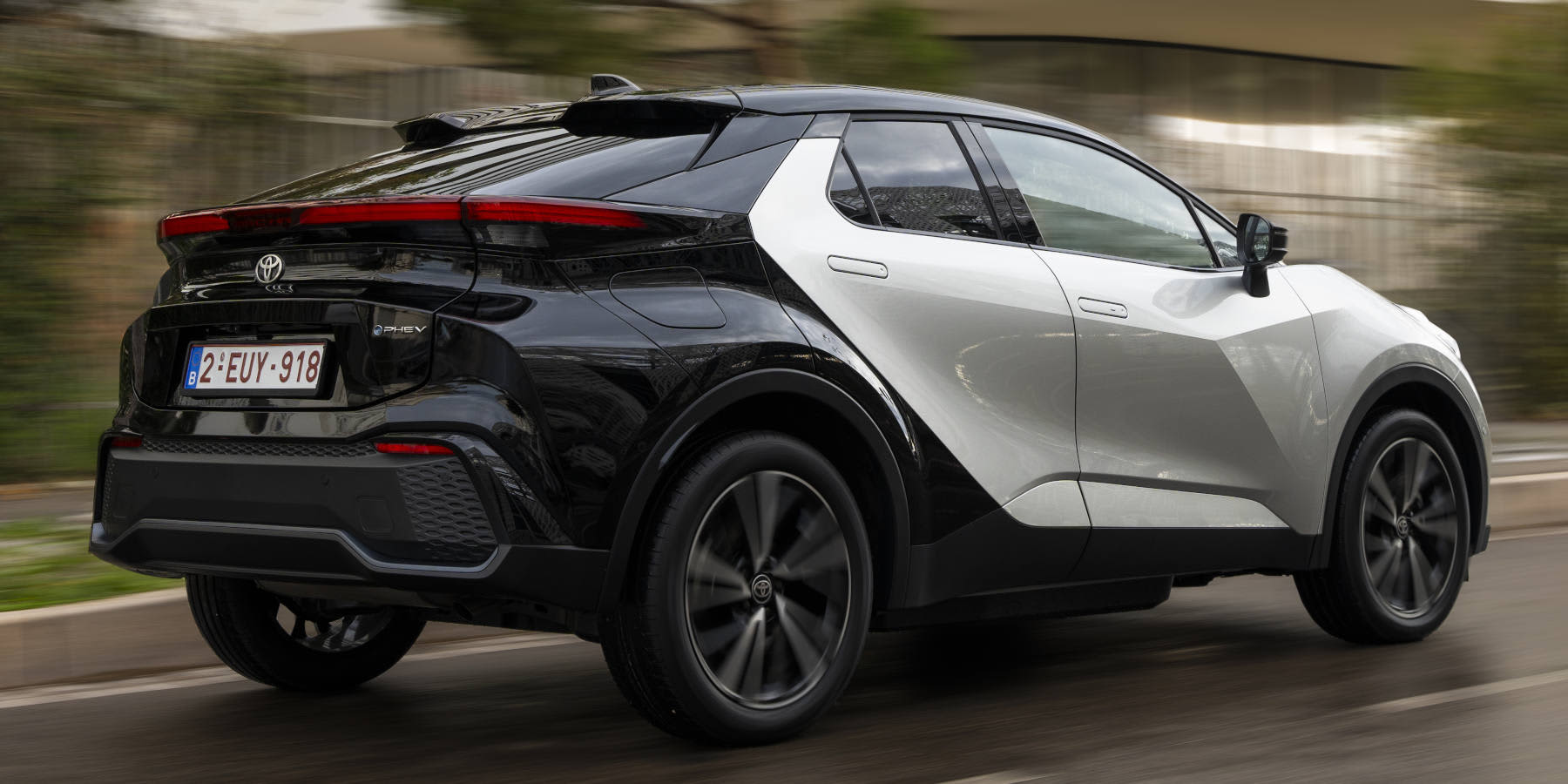 Toyota C-HR Plug-in-Hybrid seitliche Heckansicht