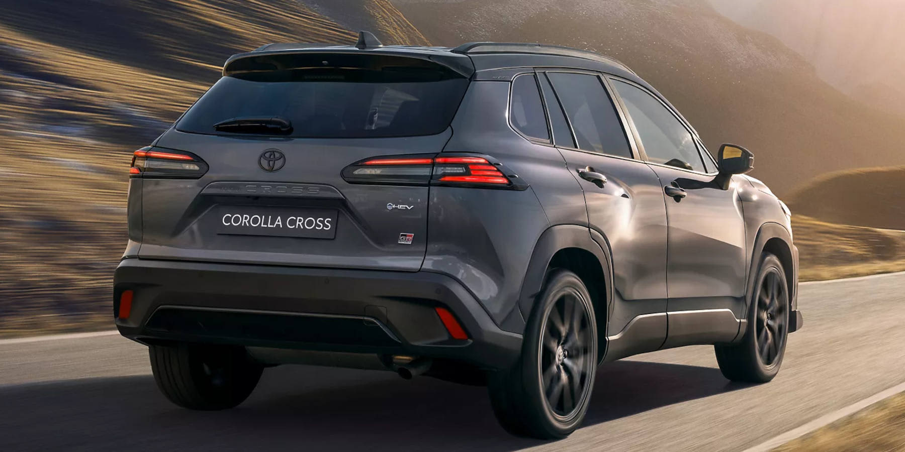 Toyota Corolla Cross Hybrid seitliche Heckansicht 