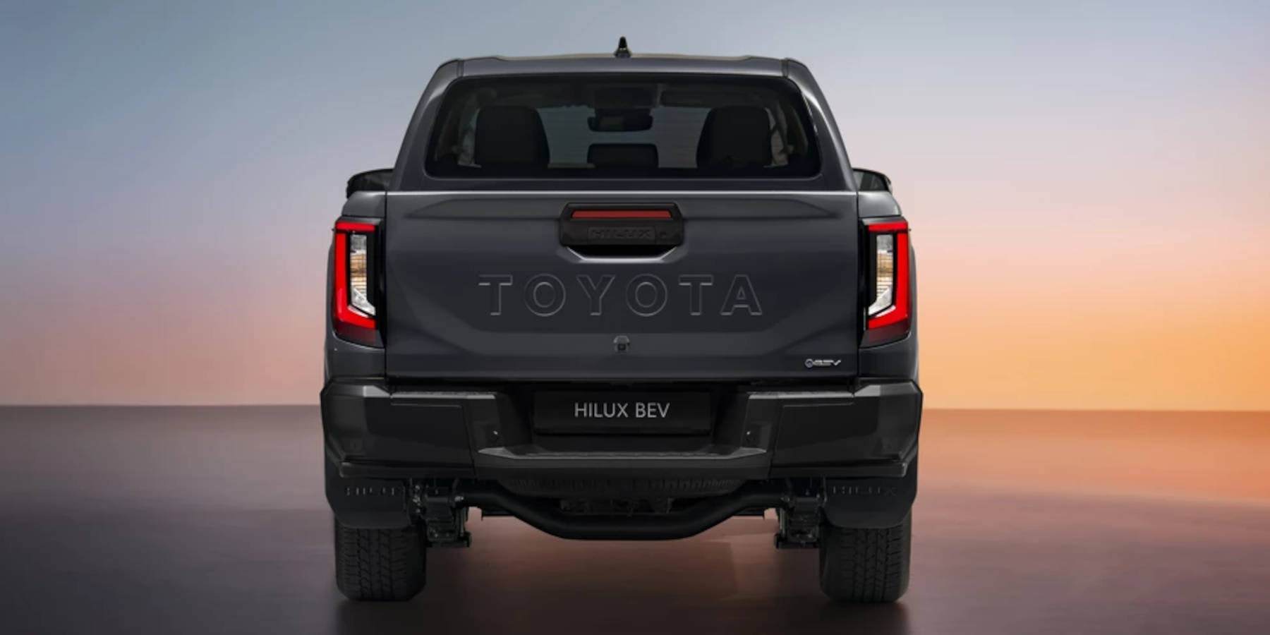 Toyota Hilux BEV Heck Totale
