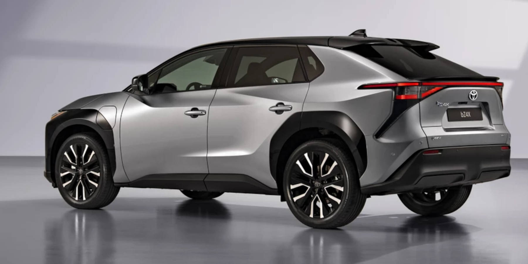 Toyota bZ4X seitliche Heckansicht