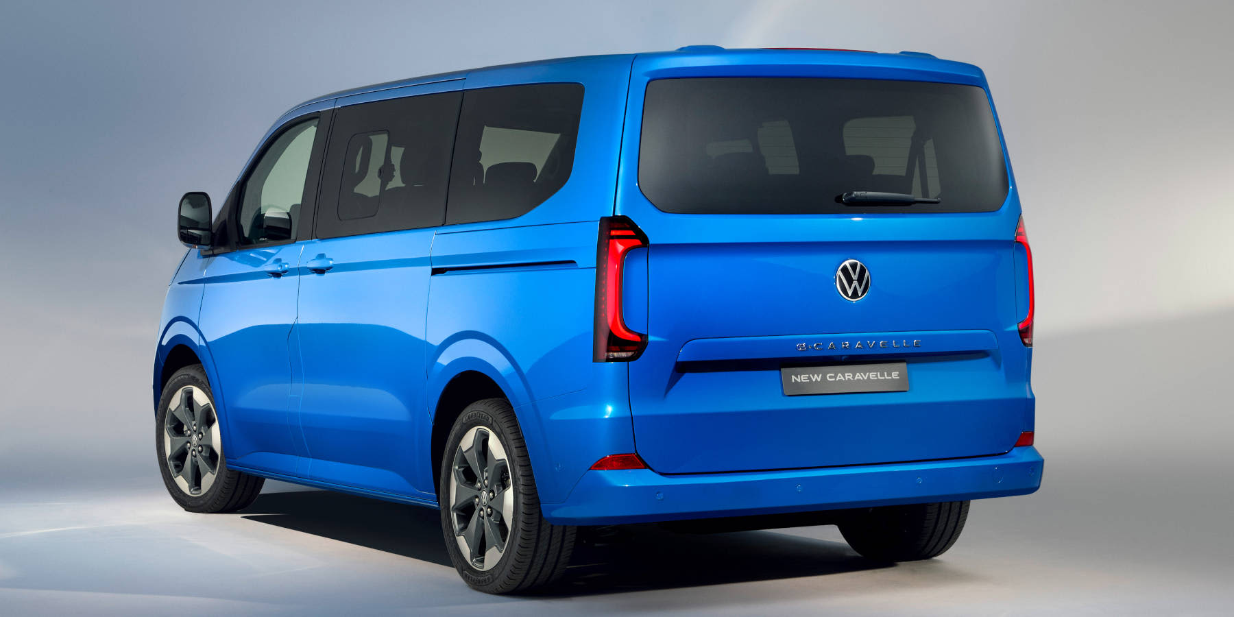 VW e-Caravelle seitliche Heckansicht