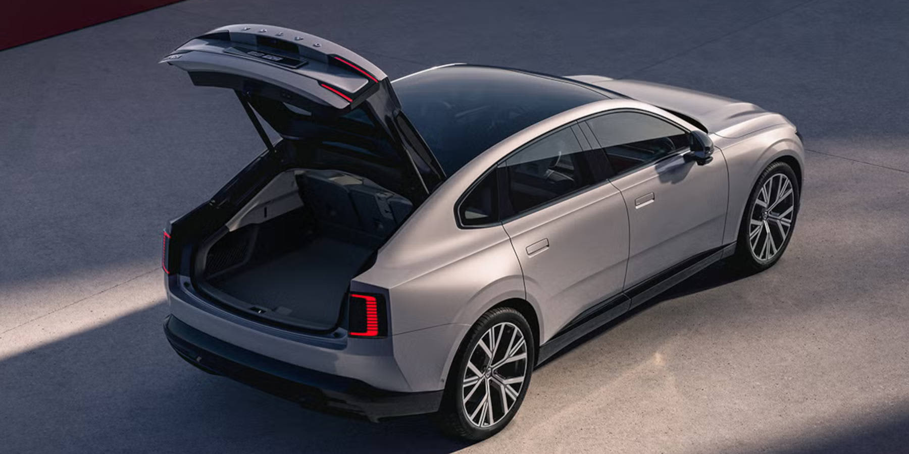 Volvo ES90 Heckansicht seitlich: offener Kofferraum