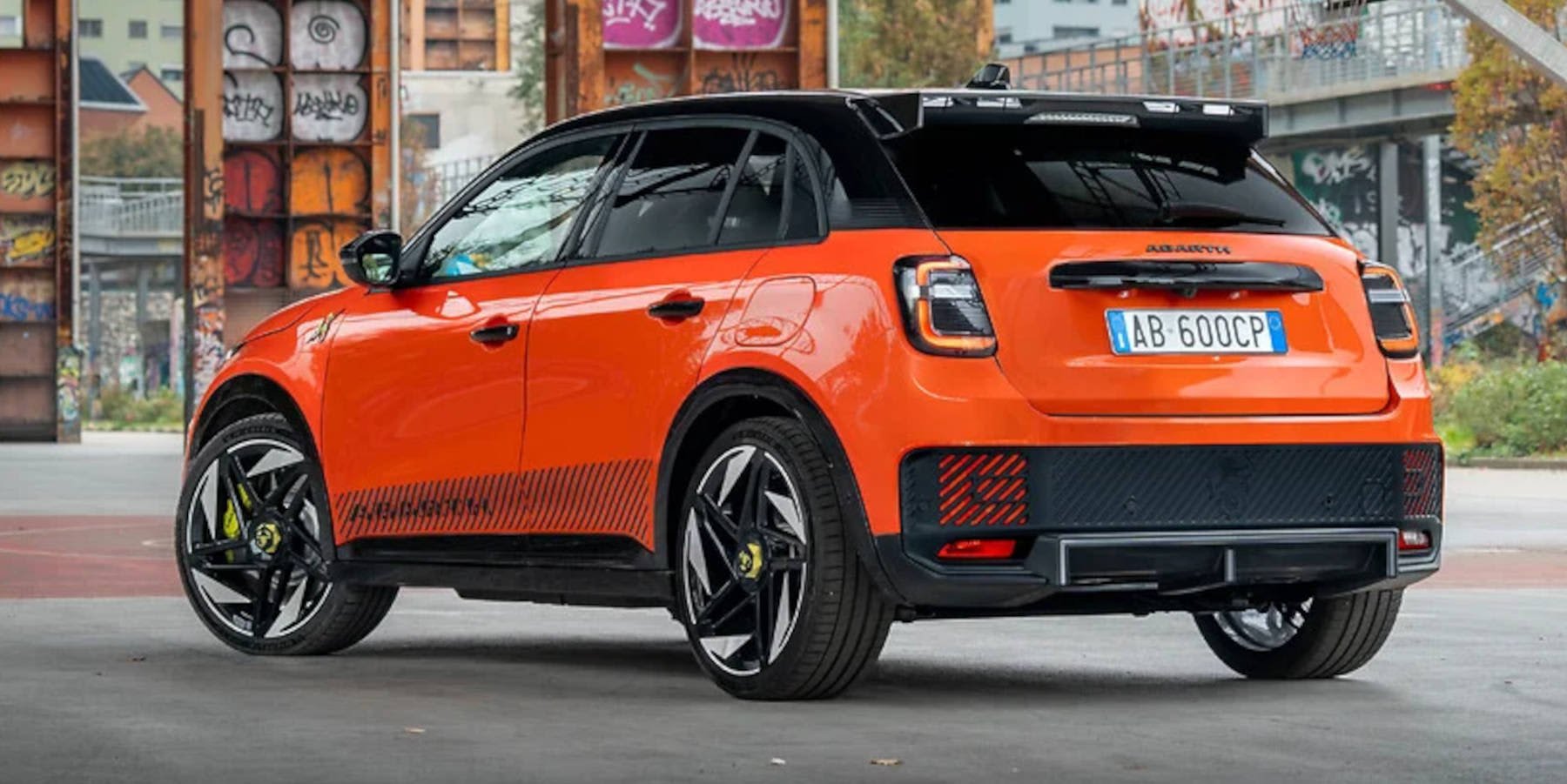 Abarth 600e seitliche Heckansicht