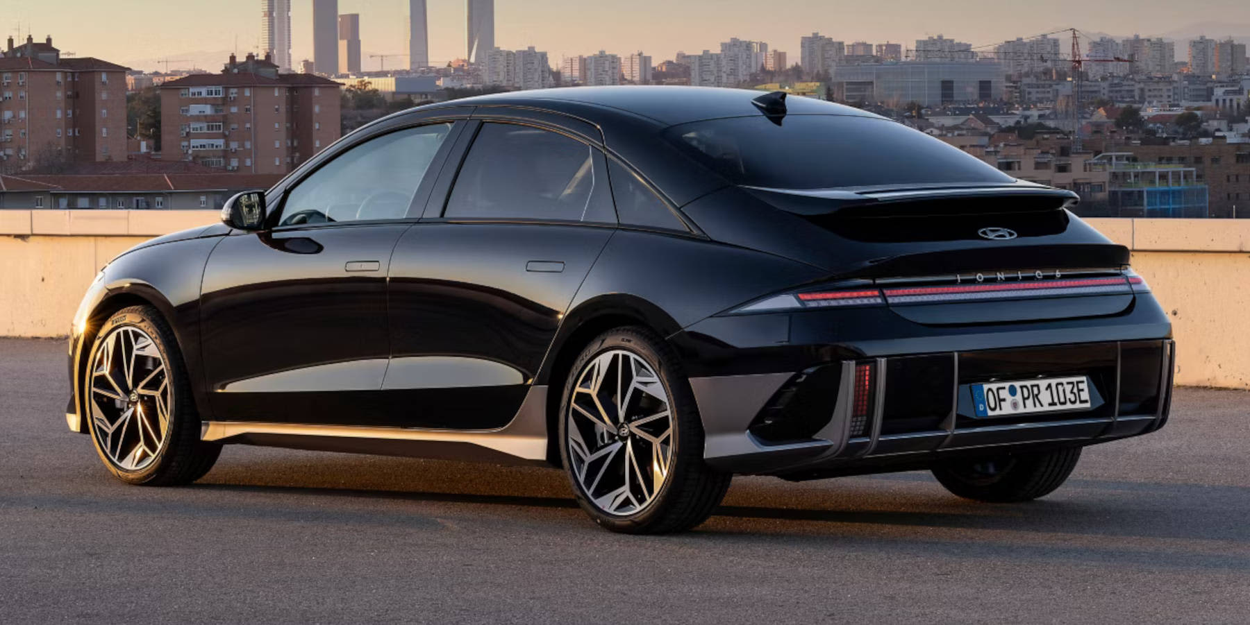 Hyundai Ioniq 6 seitliche Heckansicht