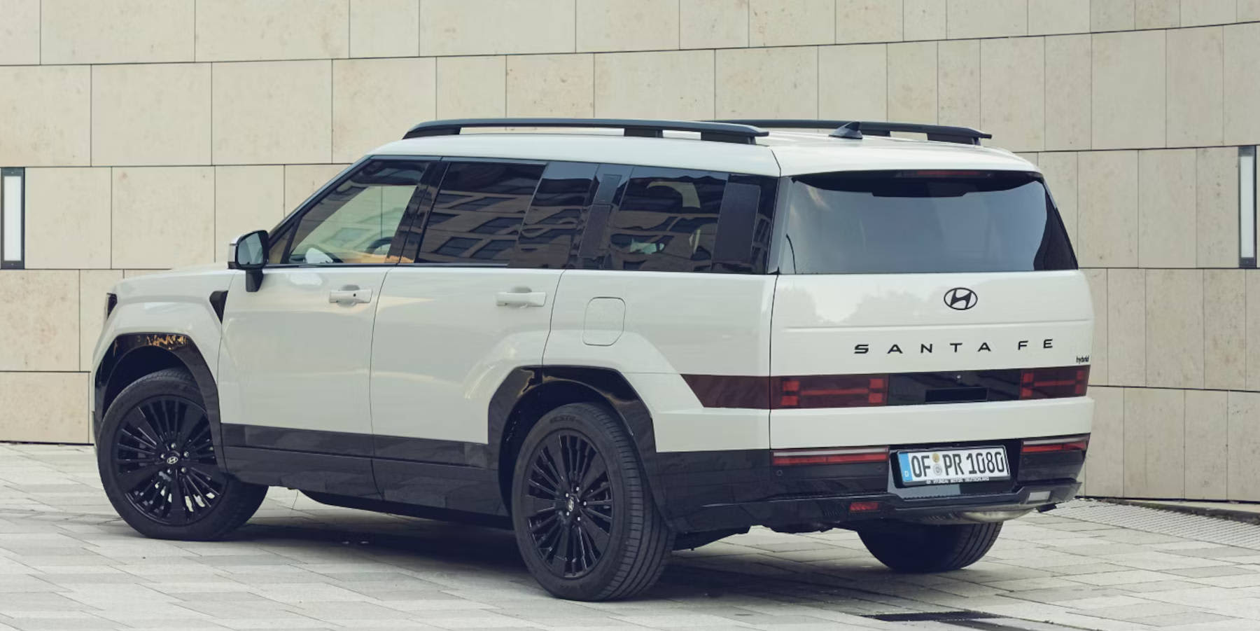 Hyundai Santa Fe Hybrid seitliche Heckansicht