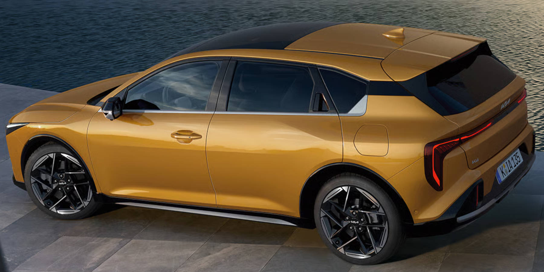 Kia K4 seitliche Heckansicht
