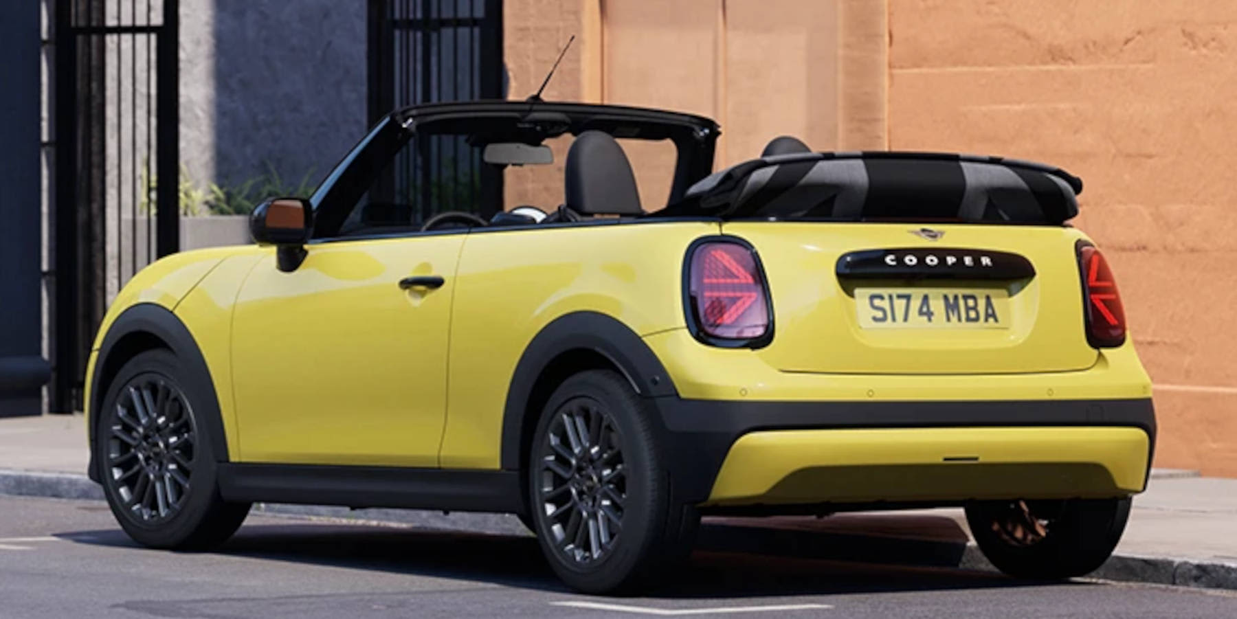 MINI Cooper Cabrio seitlich Heckansicht