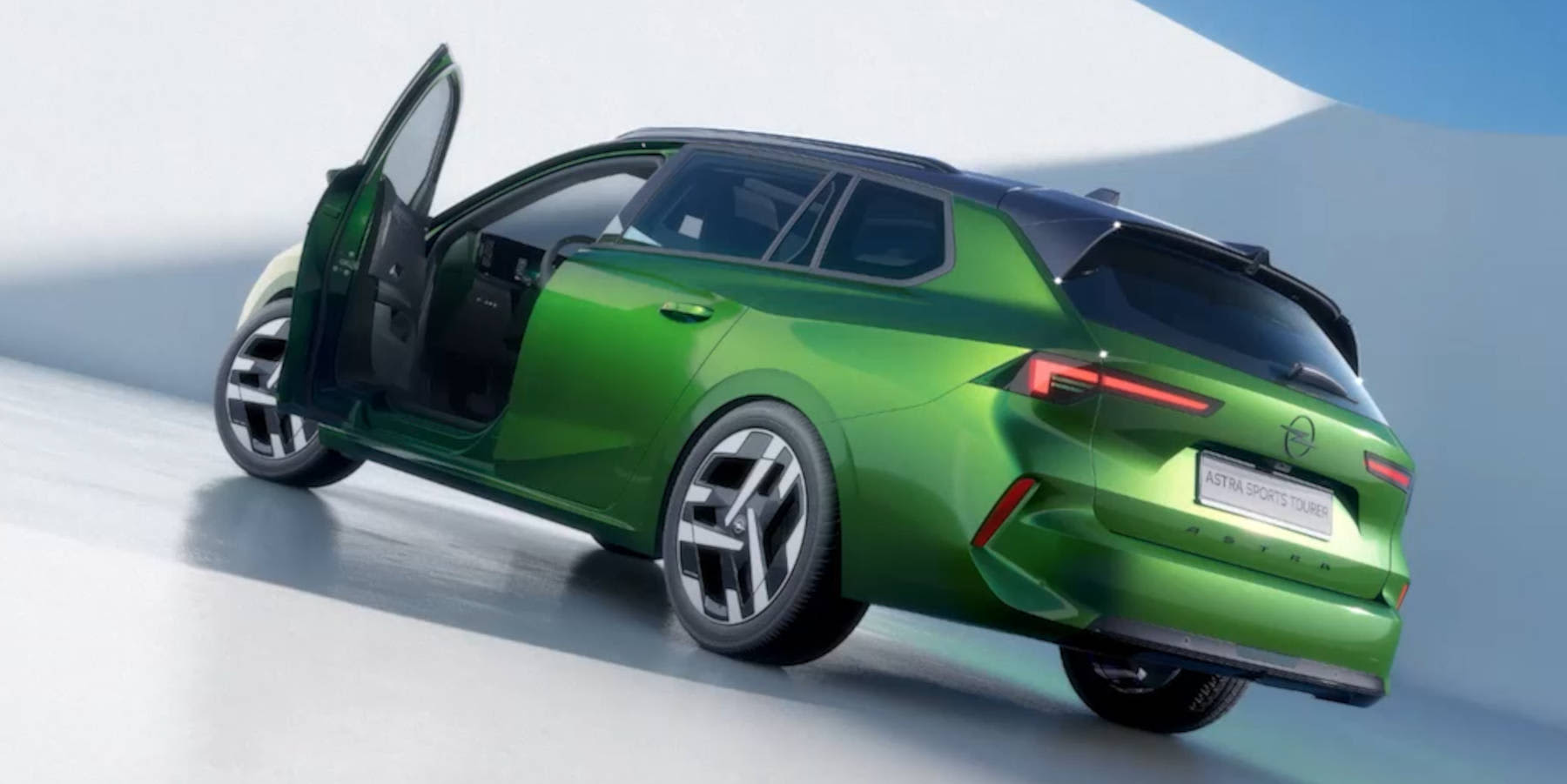 Opel Astra Sports Tourer Heckansicht seitlich mit offener Tür