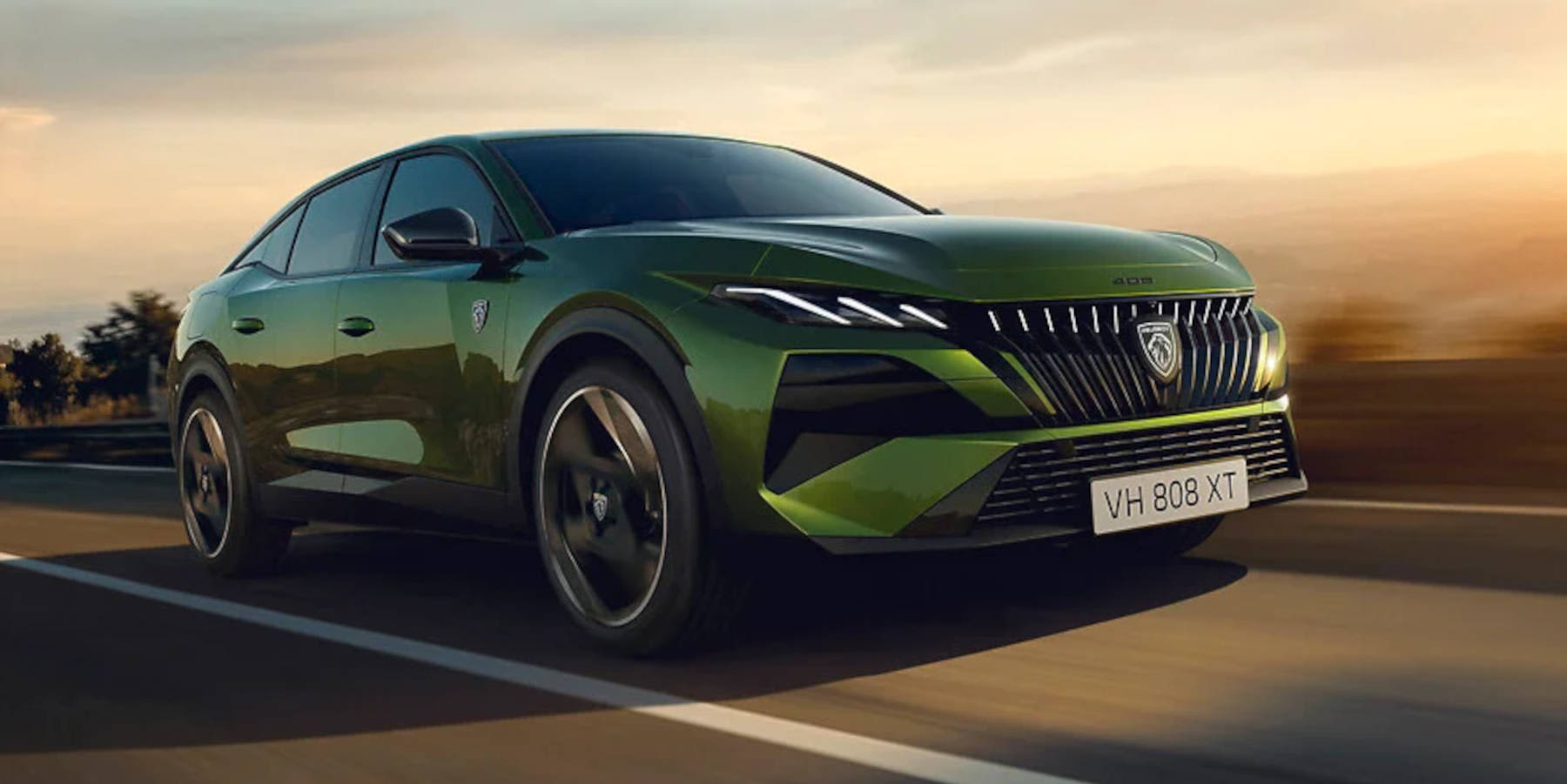 Peugeot 408 Hybrid Frontansicht: fahrend auf der Straße