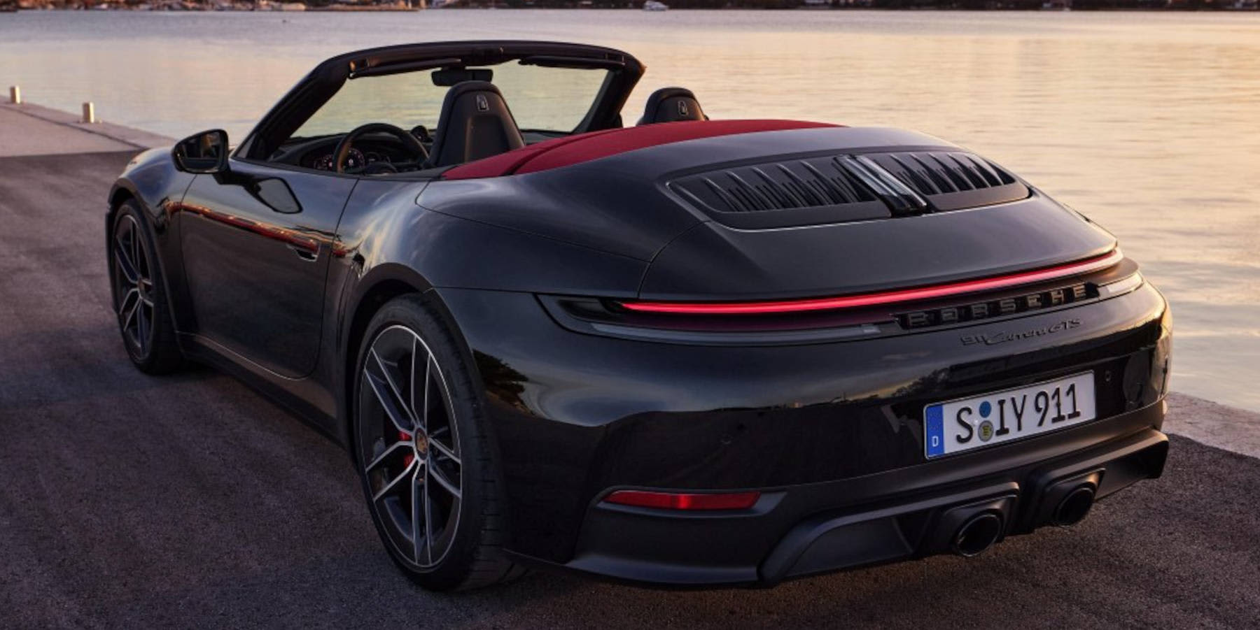 Porsche 911 Cabriolet Heckansicht mit offenem Verdeck