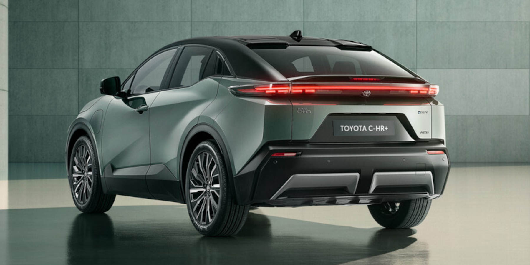 Toyota Corolla Cross Hybrid seitliche Heckansicht 