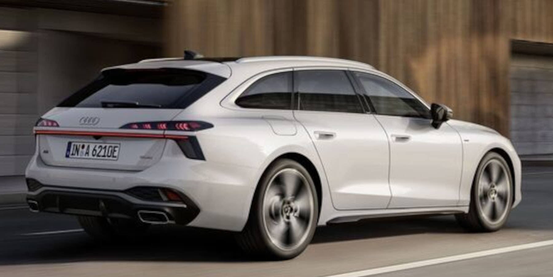  Audi A6 Avant e-hybrid seitliche Heckansicht