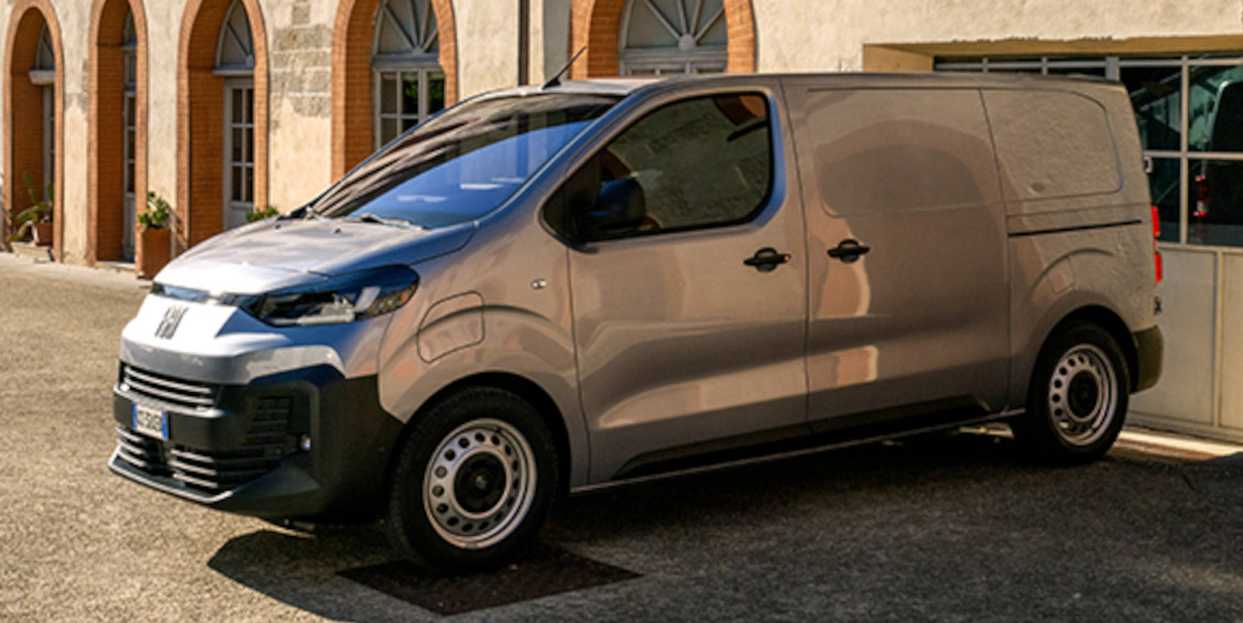 Fiat E-Scudo Kastenwagen seitliche Frontansicht