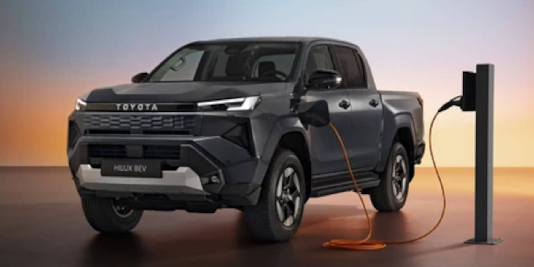 Toyota Hilux BEV seitliche Frontansicht