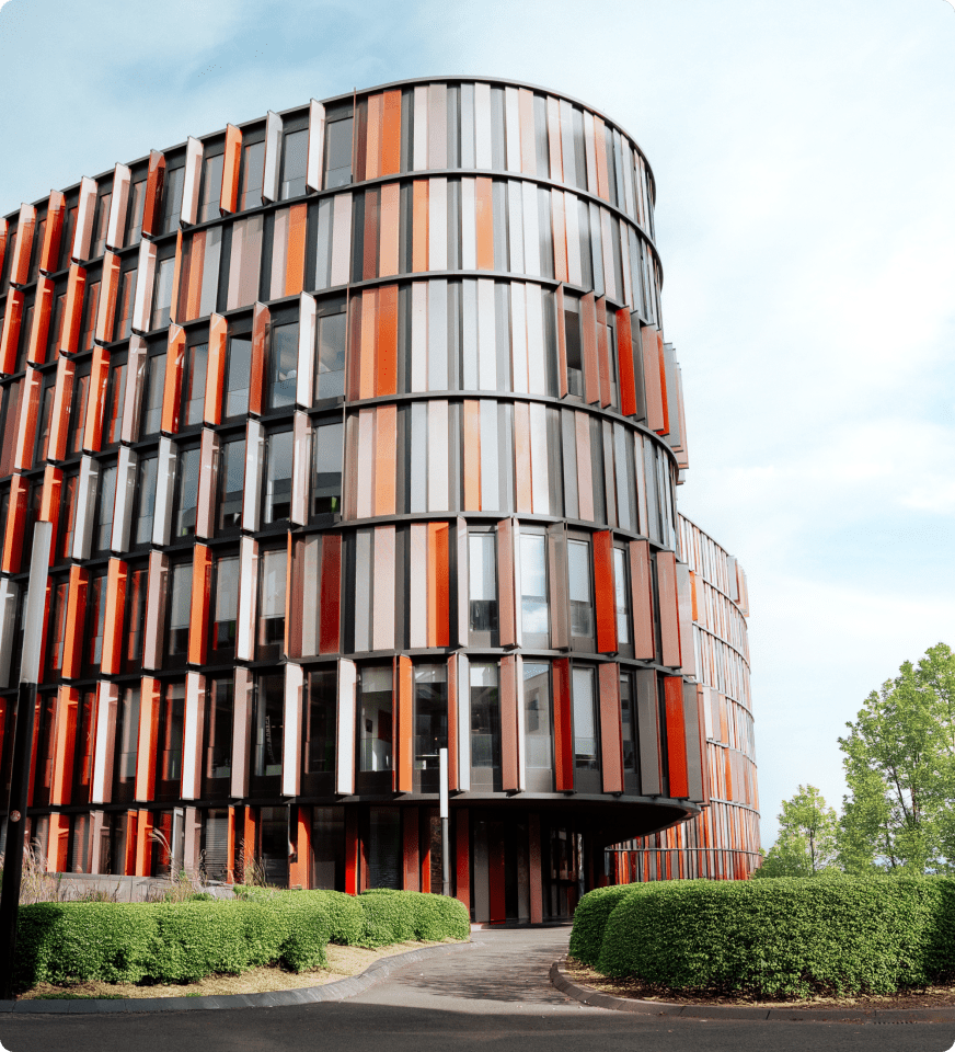 Unser Bürogebäude in Köln. Blauer Himmel und Sonnenschein.