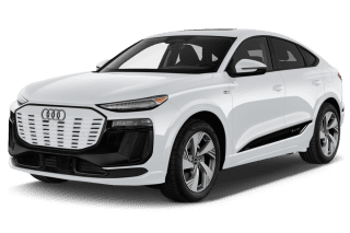 Schräge Frontansicht auf einen Audi Q6 Sportback e-tron , freigestellt