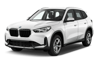Schräge Frontansicht auf einen BMW X1 , freigestellt