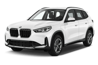 Schräge Frontansicht auf einen BMW X1 , freigestellt