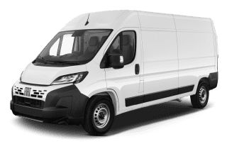 Schräge Frontansicht auf einen Fiat Ducato , freigestellt