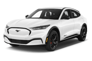 Schräge Frontansicht auf einen Ford Mustang Mach-E GT, freigestellt