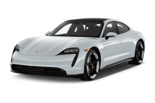 Schräge Frontansicht auf einen Porsche Taycan Turbo S, freigestellt